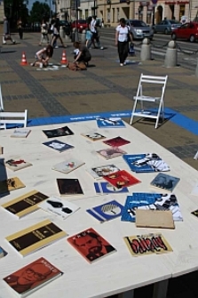 St&oacute;ł Poezji na Placu Łokietka