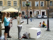 Wiersze na ulicy. Poezję czytają recytatorzy z MDK "Pod Akacją"