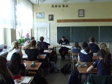 Łukasz "Dankton" Downar podczas spotkania poetyckiego w jednej z lubelskich szkół