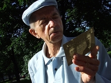 Przechodzeń czyta poezję