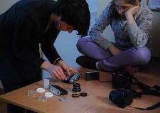 Justyna Baran, prowadząca warsztat prezentuje działanie aparatu
