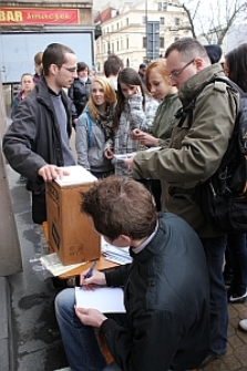 Młodzież z lubelskich szkół wrzuca listy do Henia Żytomirskiego