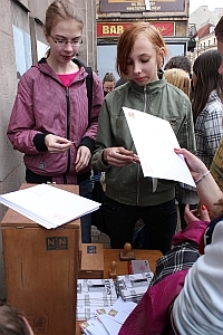 Gimnazjaliści podczas akcji "Listy do Henia"