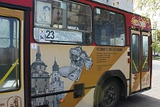 Autobus MPK Lublin oklejony grafikami z J&oacute;zefem Czechowiczem