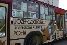Autobus MPK Lublin oklejony grafikami z Józefem Czechowiczem