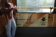 Wnętrze autobusu MPK Lublin z wierszem J&oacute;zefa Czechowicza