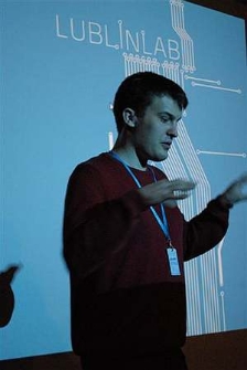 Przywitanie przybyłych na medialab uczestnik&oacute;w