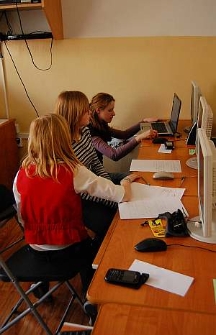 Montowanie materiał&oacute;w podczas warsztatu filmowego