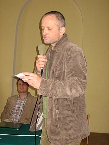 Paweł Próchniak rozpoczyna pierwsze spotkanie w ramach „Lubelskiego Spotkania Poetów” na KUL