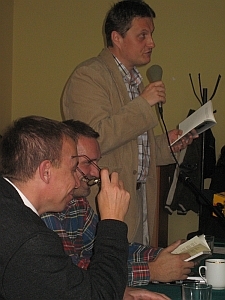 Piotr Śliwiński, Wojciech Bonowicz i Jacek Gutorow (z mikrofonem)