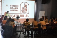 Uczestnicy warsztat&oacute;w prowadzonych przez Karolinę Kryczkę - program "Pojednanie przez trudna pamięc. Wołyn 1943"