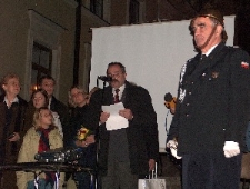 Zbigniew Wojciechowski odczytuje uchwałę Rady Miasta Lublina o nadaniu nazwy Zaułek Hartwig&oacute;w.