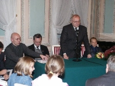 Marian Harasimiuk przemawia podczas uroczystości przekazania negatywów Edwarda Hartwiga