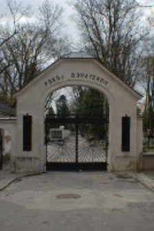 Fragment ogrodzenia cmentarza przy ul. Lipowej w Lublinie. Fotografia