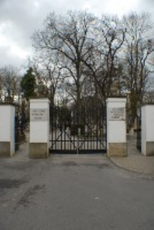 Fragment ogrodzenia cmentarza przy ul. Lipowej w Lublinie. Fotografia