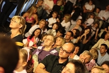 Laboratorium Bajki - publiczność zgromadzona na spektaklu "Szewczyk Dratewka"