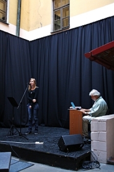 Wiecz&oacute;r poezji śpiewanej w MDK "Pod Akacją"