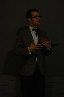 Jacek Dehnel na otwarciu wystawy fotografii