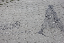 Spacer z Czechowiczem - cień Wędrowca na trotuarze