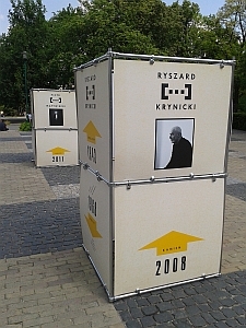 Terytoria Poezji: kubiki z wierszami laureat&oacute;w Nagrody "Kamień" na Placu Litewskim