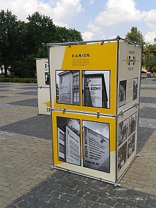 Terytoria Poezji: kubiki z wierszami laureat&oacute;w Nagrody "Kamień" na Placu Litewskim