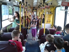 Dzieci recytują wiersze w Trolejbusie Poezji