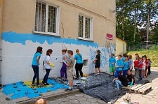 Uczestnicy MiniLabu podczas wykonywaniu muralu z okazji Tygodnia Akademii Orange