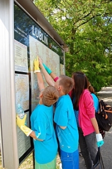 Uczestnicy projektu LublinLab pokazują swoją dzielnicę na mapie Lublina