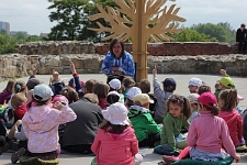 Mateusz Nowak opowiada bajki dzieciom