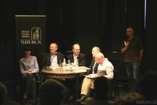 Tomasz Pietrasiewicz rozpoczyna spotkanie podczas prezentacji reprintu "Pieśń ujdzie cało. Antologia wierszy o Żydach pod okupacją niemiecką"