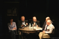 Uczestnicy prezentacji reprintu "Pieśń ujdzie cało. Antologia wierszy o Żydach pod okupacją niemiecką"