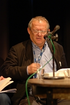 Adam Michnik na prezentacji książki "Pieśń ujdzie cało. Antologia wierszy o Żydach pod okupacją niemiecką"