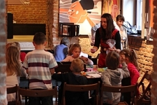 Dzieci podczas warsztat&oacute;w ,,Bajkowe Ludki"