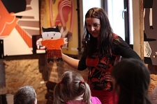 Agnieszka Żelewska podczas warsztat&oacute;w z dziećmi