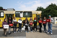 Uczestnicy Miasta Poezji 2012 przy Trolejbusie Poezji