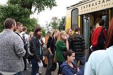 Uczestnicy Miasta Poezji 2012 wchodzą do Trolejbusu Poezji