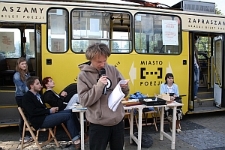 Czytanie poezji na Placu Litewskim