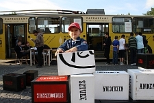 Uczestnicy Festiwalu Miasto Poezji 2012 przy Klockach i Trolejbusie Poezji