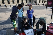 Młodzi uczestnicy Festiwalu Miasto Poezji 2012 przy Klockach Poezji