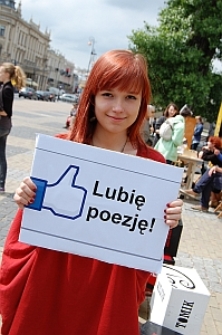 Uczestniczka ,,Terytori&oacute;w Poezji" na Placu Litewskim w ramach Festiwalu Miasto Poezji 2012