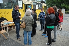 Uczestnicy Festiwalu Miasto Poezji przed Trolejbusem Poezji