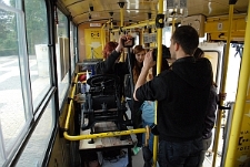 Uczestnicy Festiwalu Miasto Poezji w Trolejbusie Poezji przy prasie drukarskiej