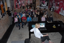 Kino Malucha - dzieci podczas prezentacji filmów w Izbie Drukarstwa