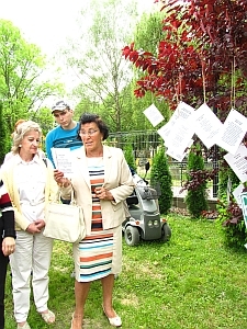 Poetka ze Świdnika czyta poezję zerwaną z drzewa