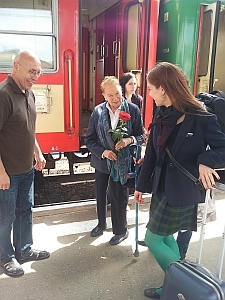 Powitanie Julii Hartwig na dworcu PKP w Lublinie