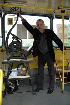 Zbigniew Dmitroca przy prasie drukarskiej