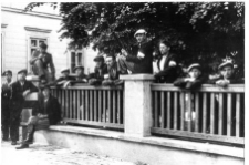 Żołnierze AK przy budynku Okręgowej Delegatury Rządu RP w Lublinie