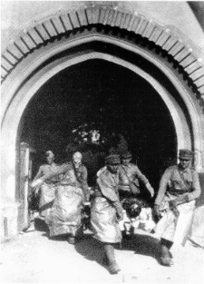 Wynoszenie ciał ofiar masakry z 22 lipca 1944 roku na Zamku w Lublinie