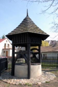 Studnia przy kościele Św. Agnieszki na Kalinowszczyźnie w Lublinie. Fotografia
