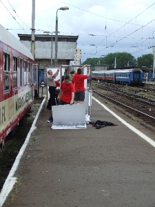 Rozkładanie wystawy na peronie 4 w Warszawie, podczas projektu Wagon Lublin 2010.